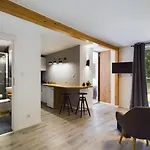 아파트 Familly Dabrowka - Przy Parku, Prywatny Parking, Sauna, Ogod - By Spaceapart *