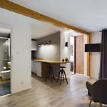아파트 Familly Dabrowka - Przy Parku, Prywatny Parking, Sauna, Ogod - By Spaceapart 옐레니아구라