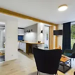아파트 Familly Dabrowka - Przy Parku, Prywatny Parking, Sauna, Ogod - By Spaceapart 옐레니아구라
