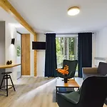 아파트 Familly Dabrowka - Przy Parku, Prywatny Parking, Sauna, Ogod - By Spaceapart 옐레니아구라